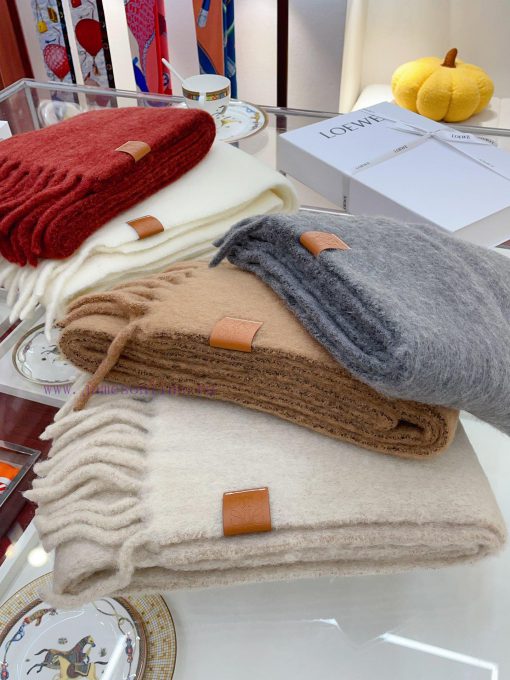 Loewe's super beautiful new mohair scarf is highly recommended to buy with good texture. Loeiu2vdwmq - Image 3