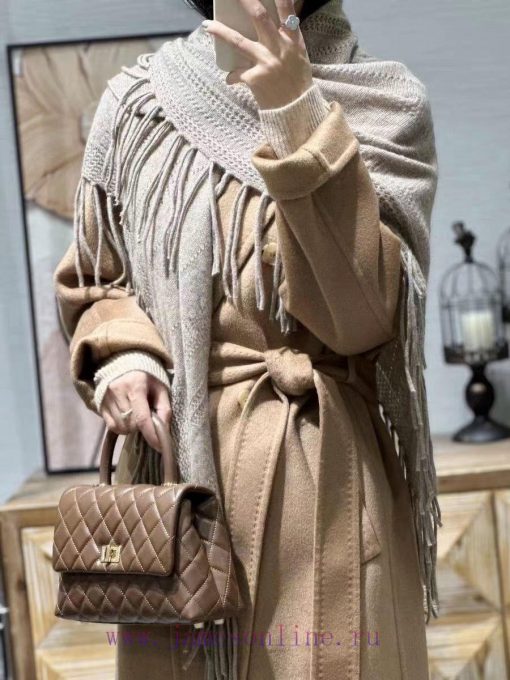 Loro Piana Beef LP Tassel Triangle Shawl is a multifunctional shawl that can be wrapped as yg5rzc363 - Image 2