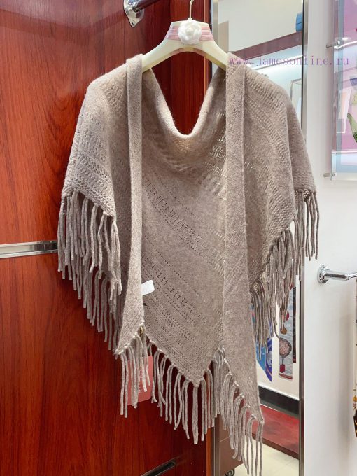 Loro Piana Beef LP Tassel Triangle Shawl is a multifunctional shawl that can be wrapped as yg5rzc363 - Image 4