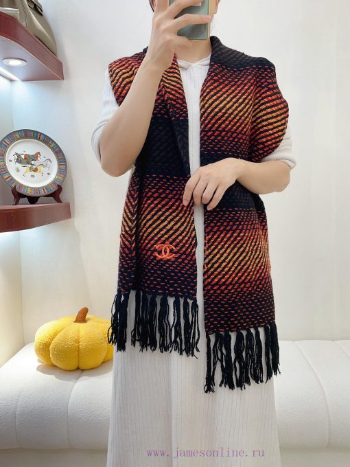 Looking at Chanel's latest autumn and winter collection with a youthful and fashionable styl4clpgb75 - Image 2