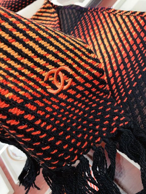 Looking at Chanel's latest autumn and winter collection with a youthful and fashionable styl4clpgb75 - Image 8