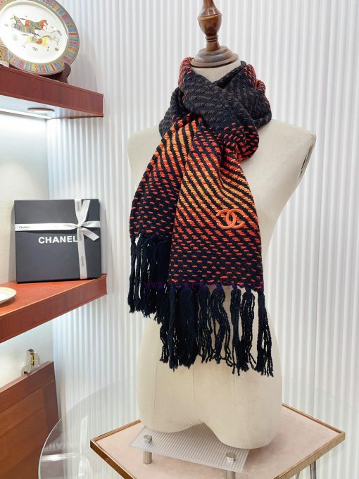 Looking at Chanel's latest autumn and winter collection with a youthful and fashionable styl4clpgb75 - Image 9
