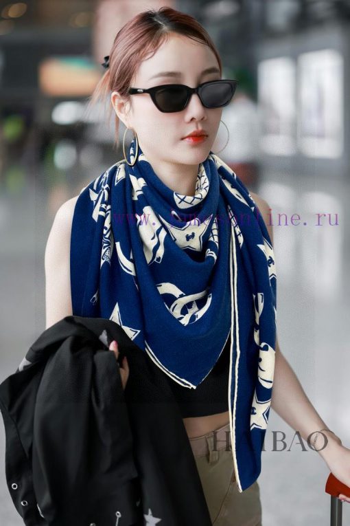 The new double Clogo printed 140 cashmere square scarf is highly recommended by VIPs. You mu16qcxwf0 - Image 2