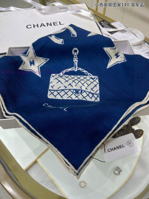 The new double Clogo printed 140 cashmere square scarf is highly recommended by VIPs. You mu16qcxwf0 - Image 4