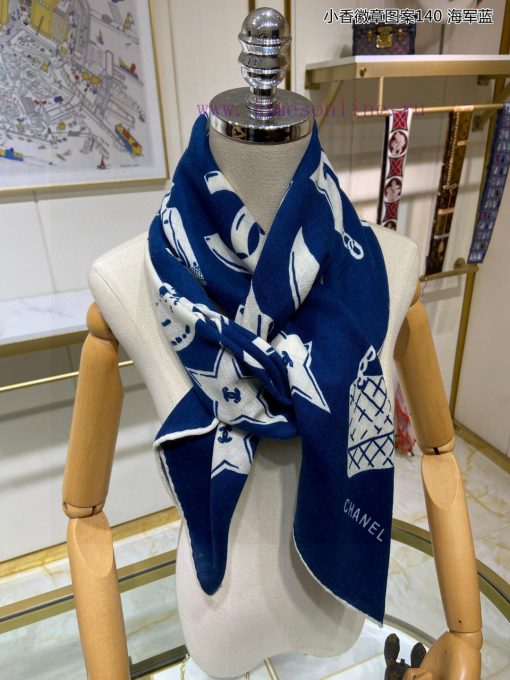 The new double Clogo printed 140 cashmere square scarf is highly recommended by VIPs. You mu16qcxwf0 - Image 5