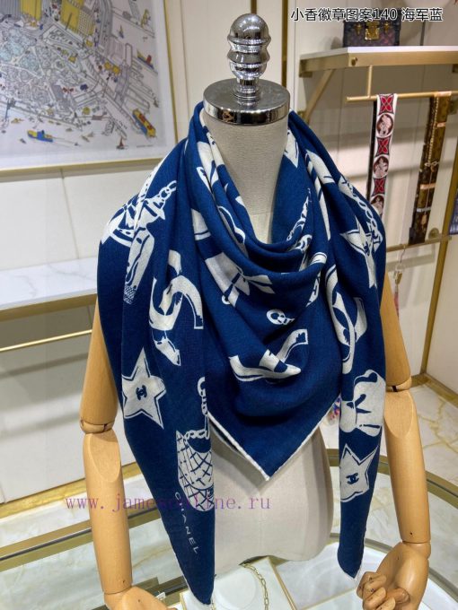 The new double Clogo printed 140 cashmere square scarf is highly recommended by VIPs. You mu16qcxwf0 - Image 6