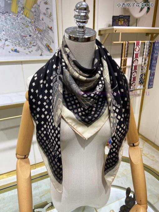 The new Chanel plaid bouquet 110 cashmere square scarf is highly recommended by VIPs. You mulz5dqi42 - Image 6