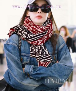 The latest flagship product of the new D family is a double-sided long scarf with the letteru37bg7d6