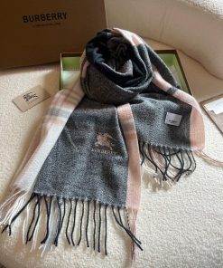 Burberry is a classic style that has been popular for N years. Trendy people have several Budc8og9tn