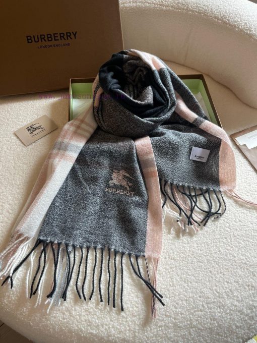 Burberry is a classic style that has been popular for N years. Trendy people have several Budc8og9tn