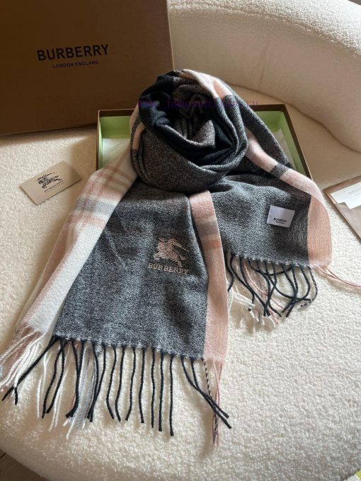 Burberry is a classic style that has been popular for N years. Trendy people have several Budc8og9tn - Image 2