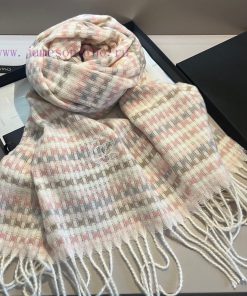 Chanel Autumn/Winter 23 new scarf, plaid warm shawl, powder and rice colors, size 190 * 68</6iquvera