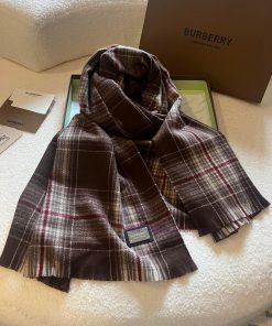 Burberry is a classic style that has been popular for N years. Trendy people have several Buiphw90m0