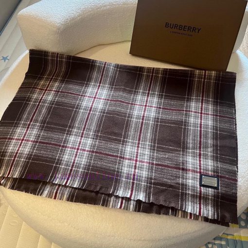 Burberry is a classic style that has been popular for N years. Trendy people have several Buiphw90m0 - Image 3