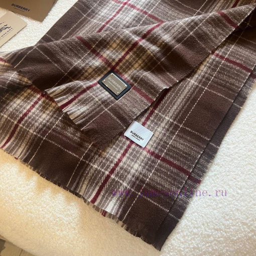 Burberry is a classic style that has been popular for N years. Trendy people have several Buiphw90m0 - Image 5