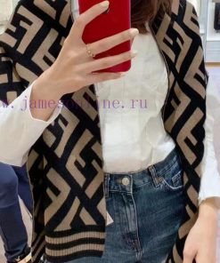 Fendi Knitted Scarf, a popular item on the internet that instantly connects everyone, exudesahrc5g8x