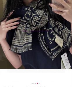 Gucci style lettersFabric woolSize 47 * 180Color GreenWool and silk scarf, decorated with ov98t6mwwj
