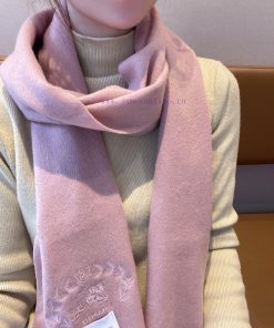 Burberry angrily promotes popular items. Classic Collection Solid Scarf made of 100% cashmera7w79b4u
