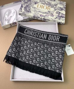 D family's new black vintage flower double-sided jacquard cashmere long scarf is being purchfmtdubmu