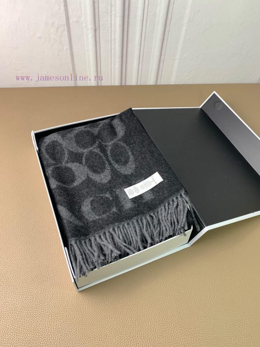 The classic C logo two-color shawl of Coach by Coach is also so beautiful, not only in terms88yxgkek