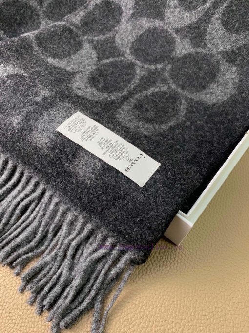 The classic C logo two-color shawl of Coach by Coach is also so beautiful, not only in terms88yxgkek - Image 4