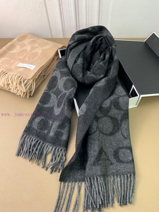 The classic C logo two-color shawl of Coach by Coach is also so beautiful, not only in terms88yxgkek - Image 7