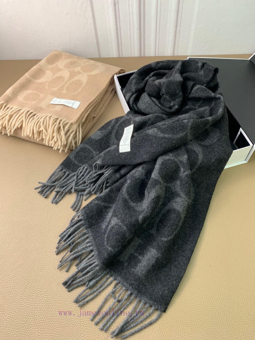 The classic C logo two-color shawl of Coach by Coach is also so beautiful, not only in terms88yxgkek - Image 8
