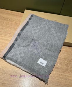 Burberry's new girls are blowing up the streetsThe black color scheme is truly unbeatable ansz948slc