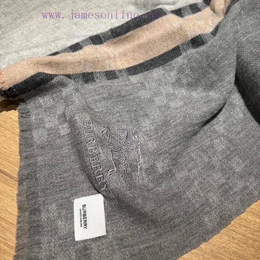 Burberry's new girls are blowing up the streetsThe black color scheme is truly unbeatable ansz948slc - Image 4