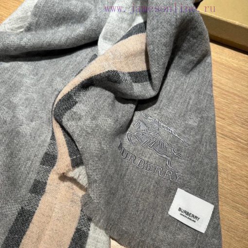 Burberry's new girls are blowing up the streetsThe black color scheme is truly unbeatable ansz948slc - Image 8