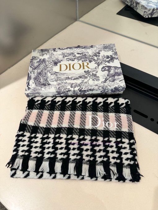 Dior's new girls are exploding on the streetsThe black color scheme is truly unbeatable and g2k82shg - Image 3