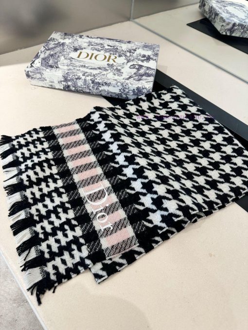 Dior's new girls are exploding on the streetsThe black color scheme is truly unbeatable and g2k82shg - Image 4