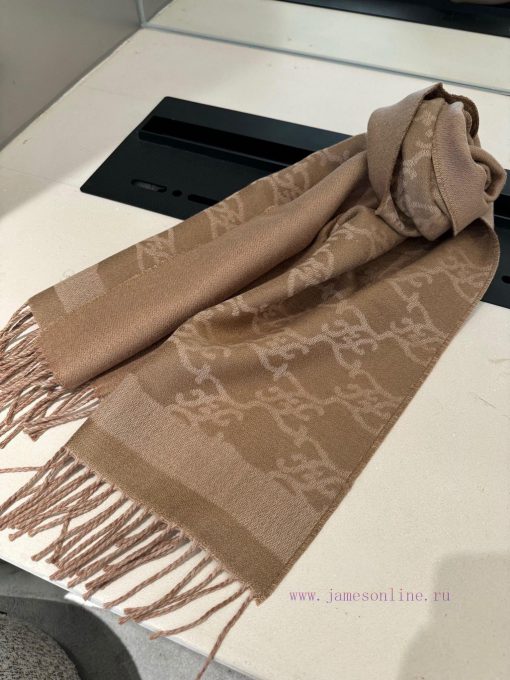 FENDI scarf, with a super gentle and stylish double-sided design, feels younger, gentler, an97hj1y1j - Image 9
