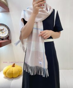 The Burberry plaid scarf is so stylish and charming that it's going crazy. It's a very elegalthu424z