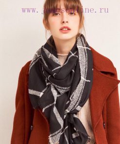 The new Chanel cashmere scarf has a great hand feel and is of top-notch quality. The exquisiceqbl7ka