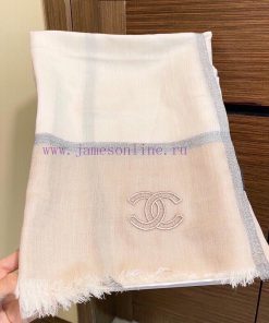 On arrival, the new Chanel cashmere scarf has a great hand feel and top-notch quality. It isx5uhkhsc