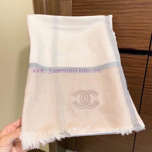 On arrival, the new Chanel cashmere scarf has a great hand feel and top-notch quality. It isx5uhkhsc