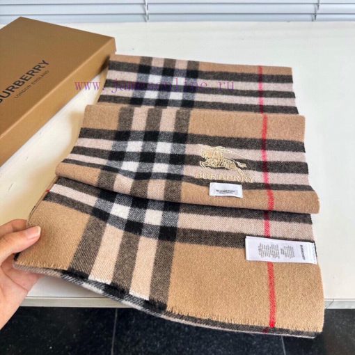 Burberry's classic cashmere plaid scarf with short beard edge is a must-have for the fragranghlst8ho - Image 4