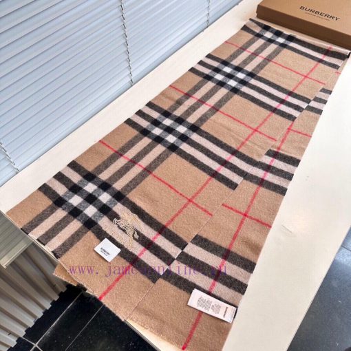 Burberry's classic cashmere plaid scarf with short beard edge is a must-have for the fragranghlst8ho - Image 7