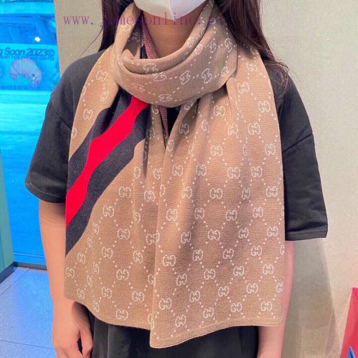 The hot selling Gucci unisex knitted scarf has arrived. Soft and comfortable wool brings theikz18wwh