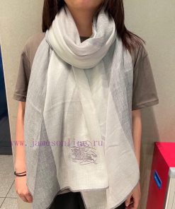 Burberry's classic synchronized ultra-thin cashmere plaid shawl is a must-have item for ward5nm1j2wb