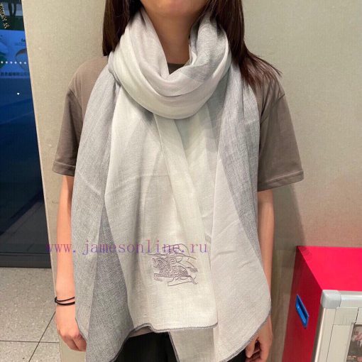 Burberry's classic synchronized ultra-thin cashmere plaid shawl is a must-have item for ward5nm1j2wb