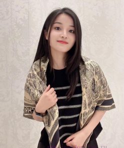 This 18mm double-sided same color square scarf is adorned with the classic Plan de Paris prisoxc75gr