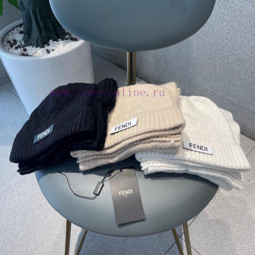 FENDI's latest wool knitted hat and scarf set is the best quality in China. It is very soft,96a9r8bc