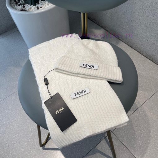 FENDI's latest wool knitted hat and scarf set is the best quality in China. It is very soft,96a9r8bc - Image 4