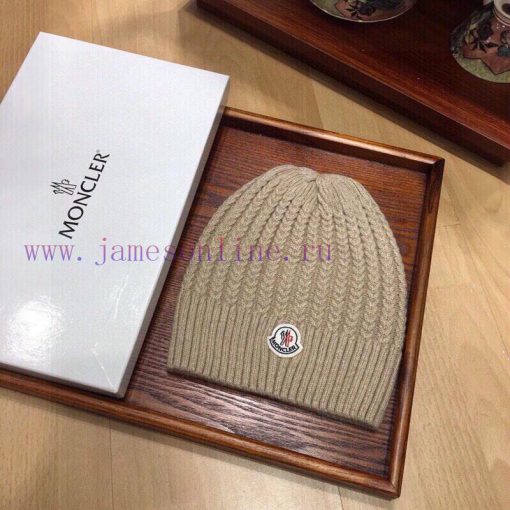 The MONCLER set is a two-piece set with a matching cashmere hat and scarf. It is made of 1009fuekvno - Image 3