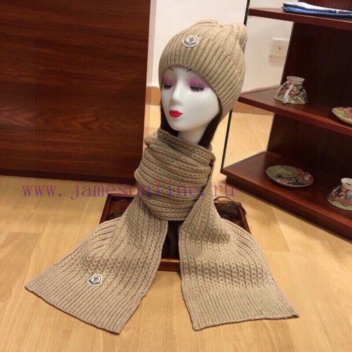 The MONCLER set is a two-piece set with a matching cashmere hat and scarf. It is made of 1009fuekvno - Image 9