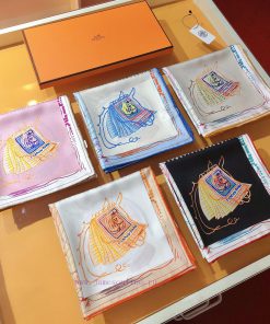 The original HERMES horse prism 90cm silk handkerchief designer depicted sixteen horses on t7ndvve9s