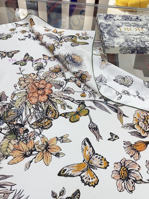 The new Dior haute couture edition of this white square scarf is adorned with Pietro Ruffo'sbdfapj5b - Image 6