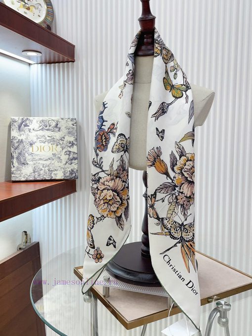 The new Dior haute couture edition of this white square scarf is adorned with Pietro Ruffo'sbdfapj5b - Image 8